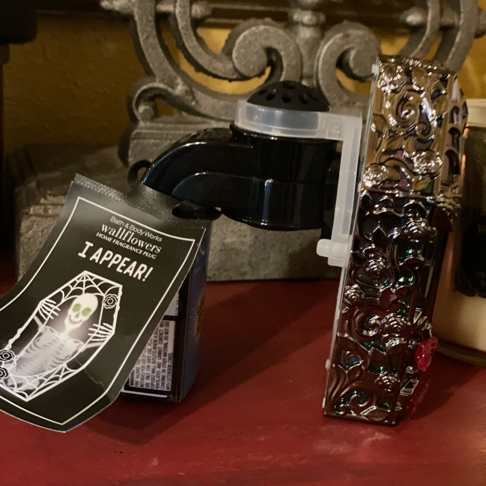 BATH & BODY WORKS NWT Wicked Vanilla Woods Candle & Coffin Wallflowers Plug-In - Picture 10 of 16